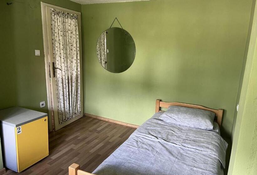 هاستل Bear Hug Lodge