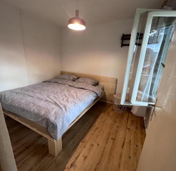 هاستل Bear Hug Lodge