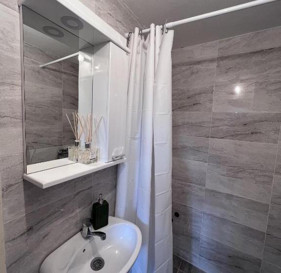 هاستل Bear Hug Lodge