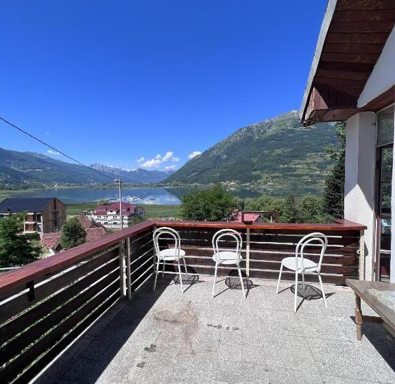 هاستل Bear Hug Lodge