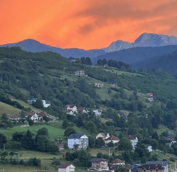 هاستل Bear Hug Lodge