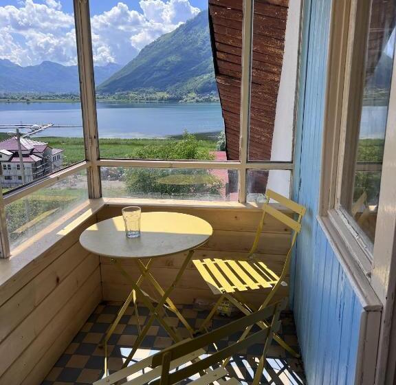 هاستل Bear Hug Lodge