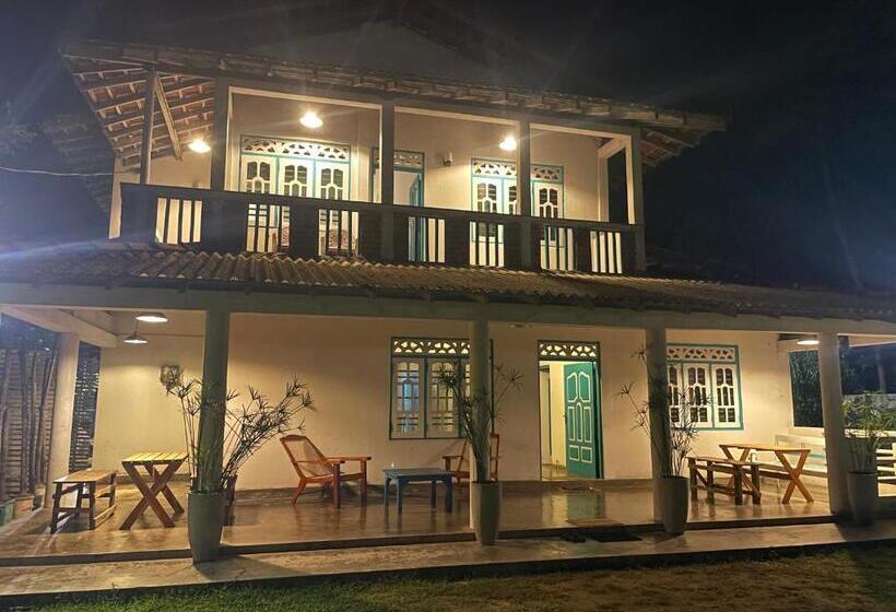 Hotel Stilt Midigama