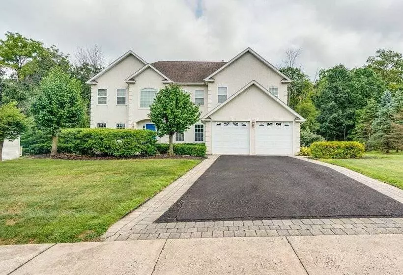 Centrally Located Family Home W/ Pool