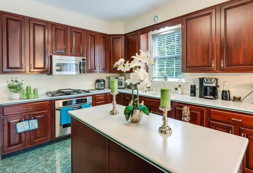 Centrally Located Family Home W/ Pool