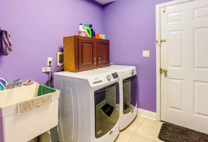 Centrally Located Family Home W/ Pool