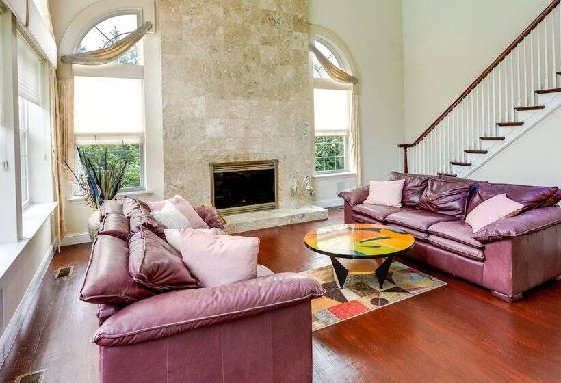 Centrally Located Family Home W/ Pool