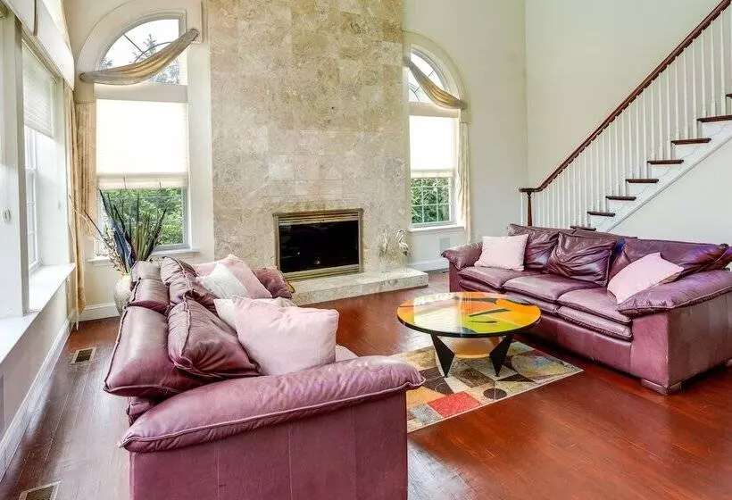 Centrally Located Family Home W/ Pool