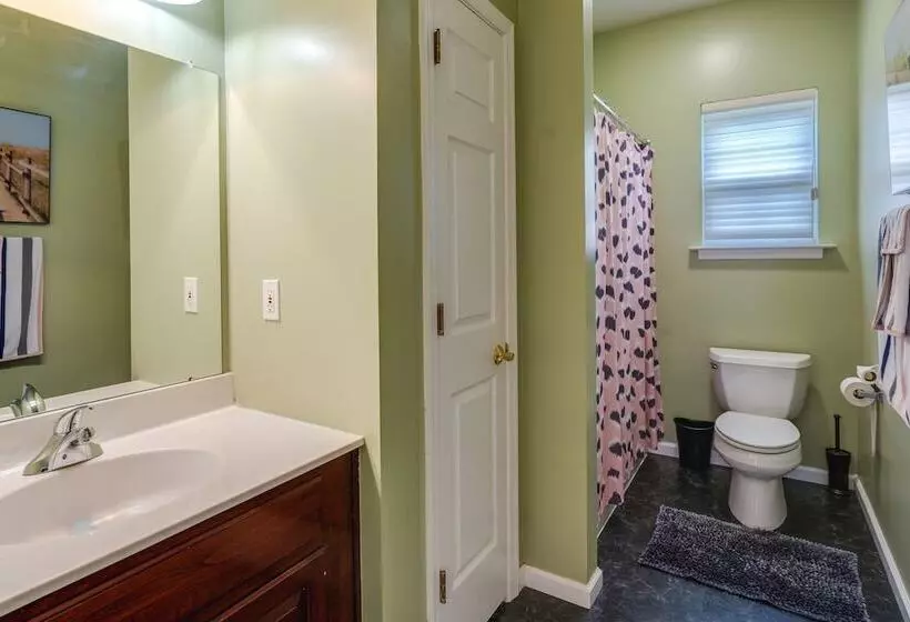 Centrally Located Family Home W/ Pool