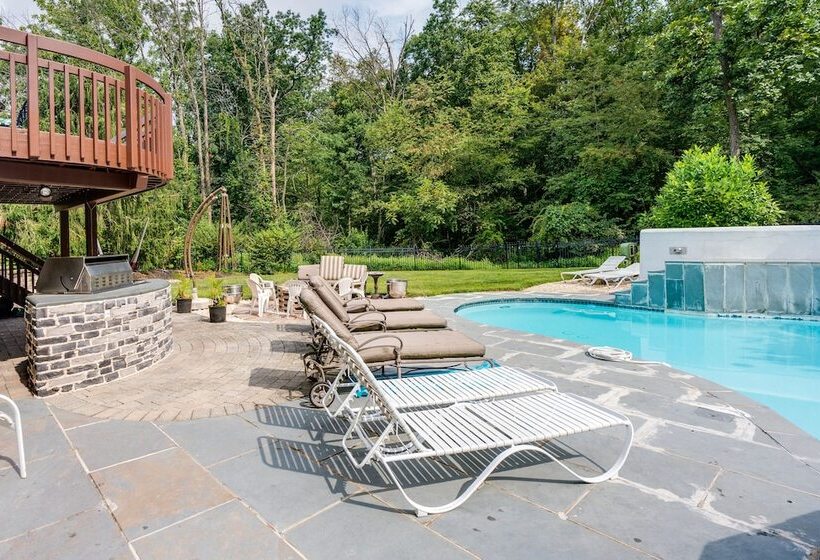 Centrally Located Family Home W/ Pool