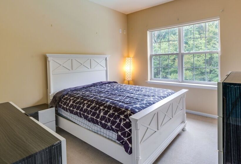 Centrally Located Family Home W/ Pool