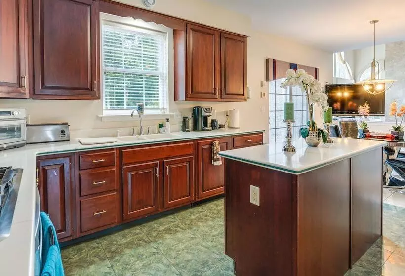 Centrally Located Family Home W/ Pool