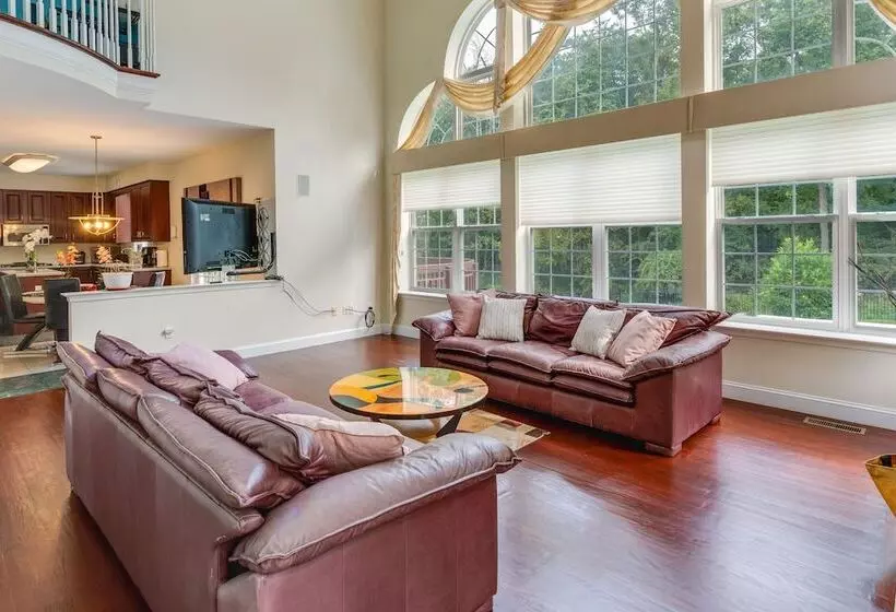 Centrally Located Family Home W/ Pool