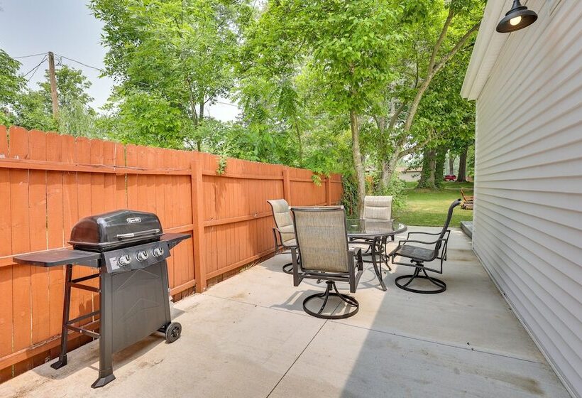 Chippewa Lake Cottage W/ Fire Pit!