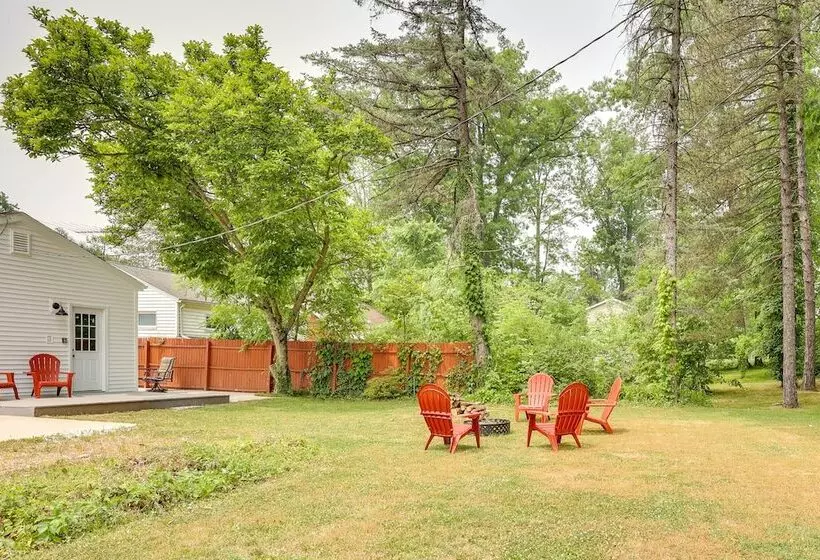 Chippewa Lake Cottage W/ Fire Pit!