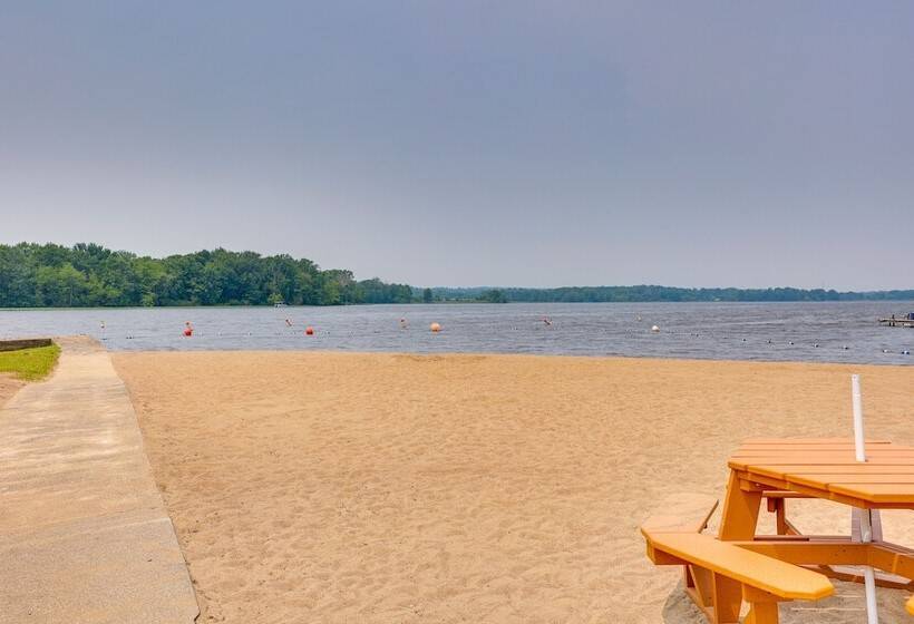 Chippewa Lake Cottage W/ Fire Pit!