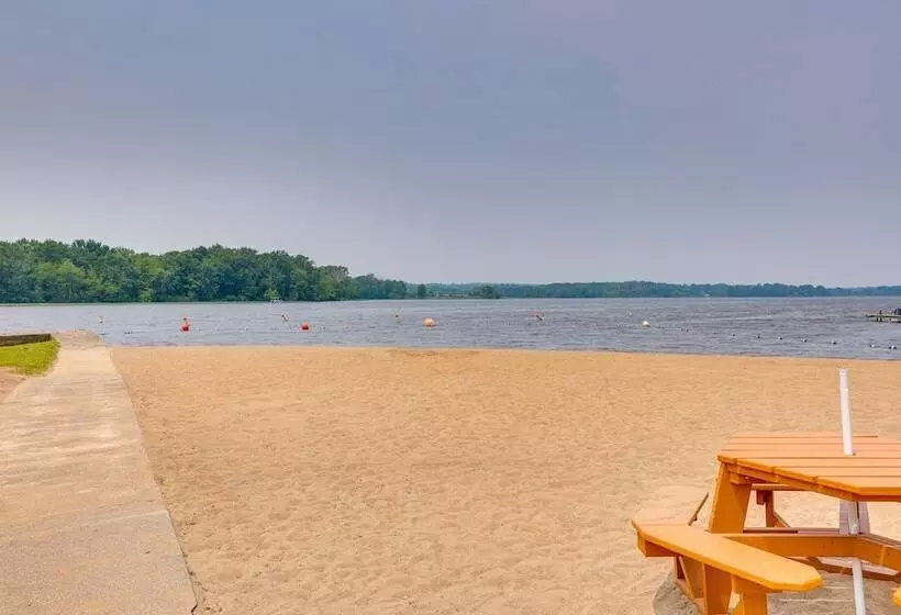 Chippewa Lake Cottage W/ Fire Pit!