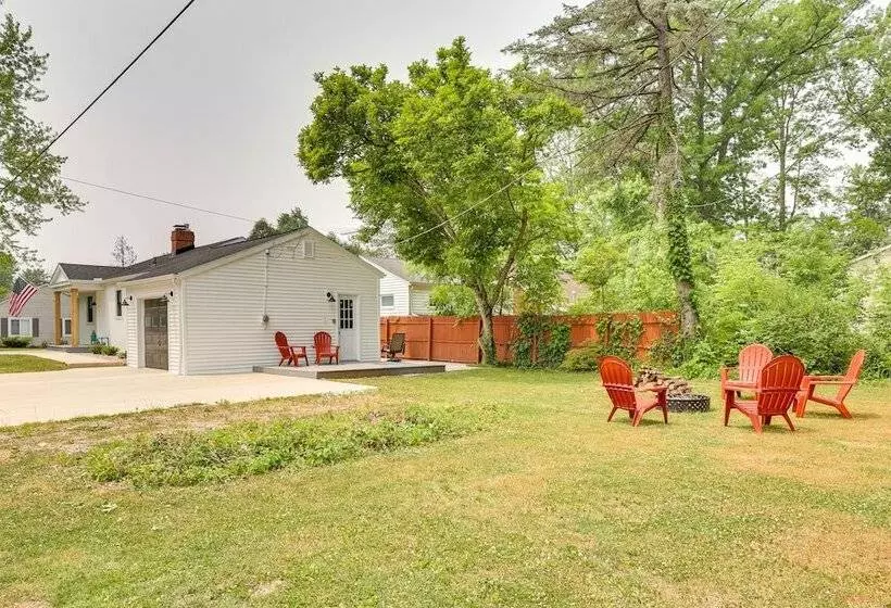 Chippewa Lake Cottage W/ Fire Pit!