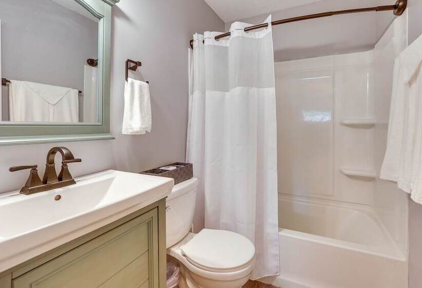 Chippewa Lake Cottage W/ Fire Pit!