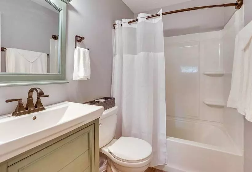 Chippewa Lake Cottage W/ Fire Pit!