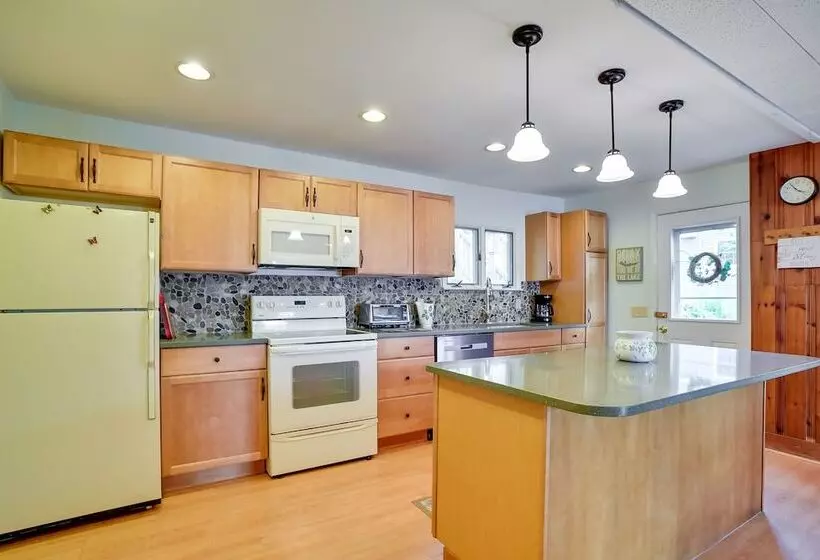 Cozy Cohocton Cottage W/ Private Beach & Deck!