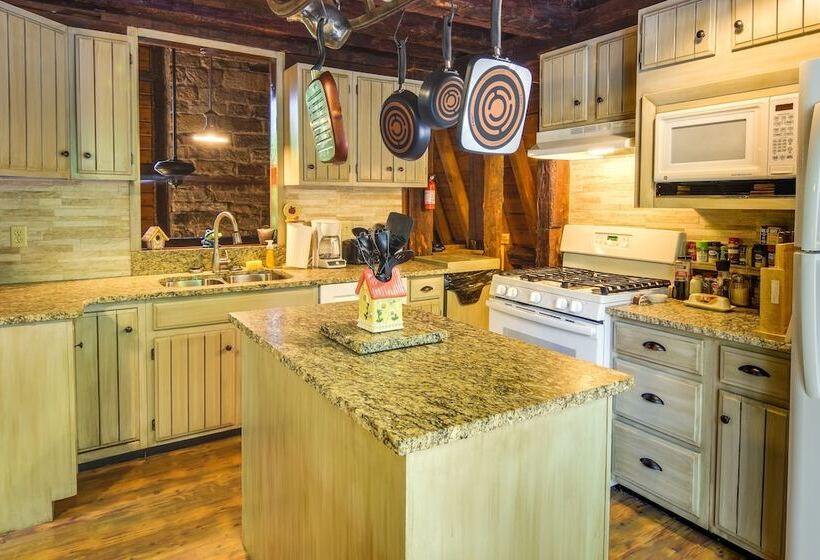 Family Friendly Dubois Cabin W/ Community Pool!