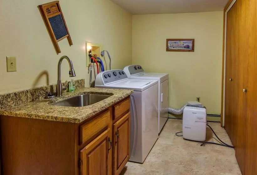Family Friendly Dubois Cabin W/ Community Pool!