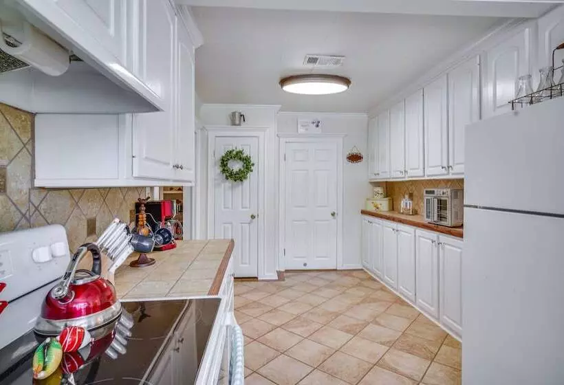 Lakefront Jonesville Cabin W/ Dock + Fire Pit!