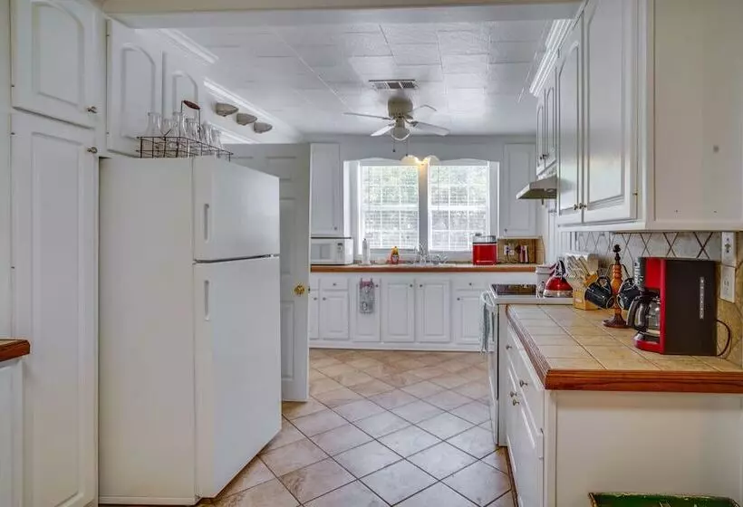 Lakefront Jonesville Cabin W/ Dock + Fire Pit!