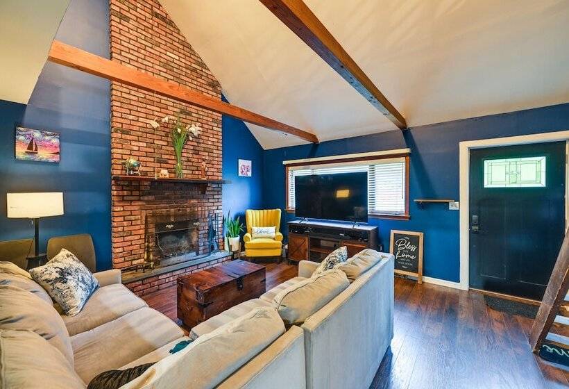 Long Island Home W/ Deck, Yard, 5 Mi To Beach!