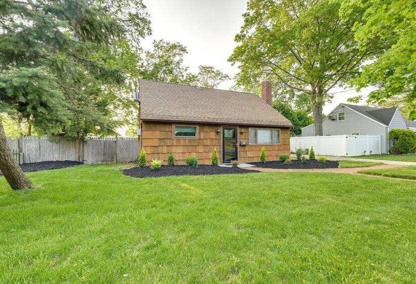 Long Island Home W/ Deck, Yard, 5 Mi To Beach!