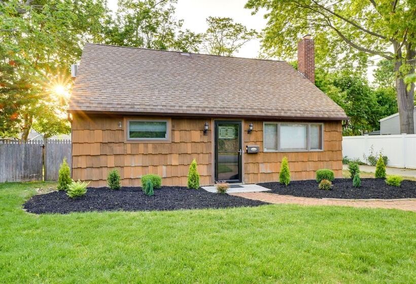 Long Island Home W/ Deck, Yard, 5 Mi To Beach!