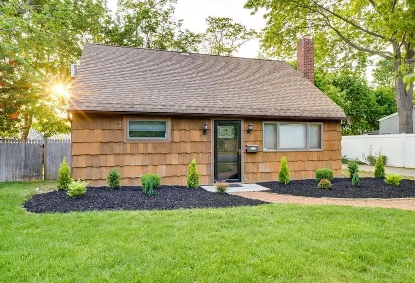 Long Island Home W/ Deck, Yard, 5 Mi To Beach!
