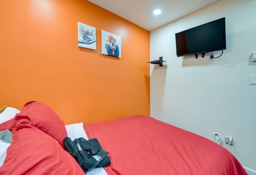 Long Island Home W/ Deck, Yard, 5 Mi To Beach!