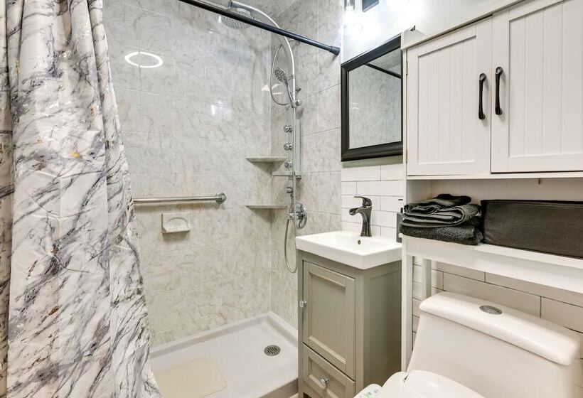 Long Island Home W/ Deck, Yard, 5 Mi To Beach!