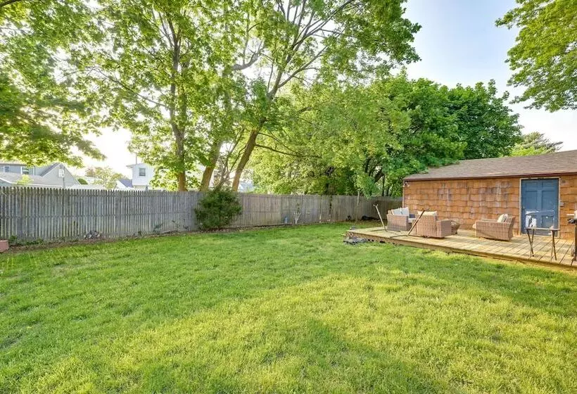 Long Island Home W/ Deck, Yard, 5 Mi To Beach!