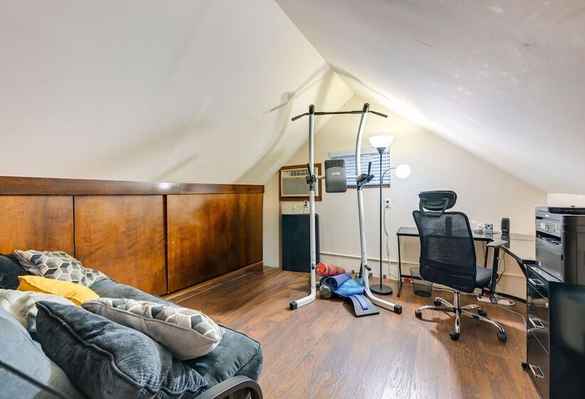 Long Island Home W/ Deck, Yard, 5 Mi To Beach!