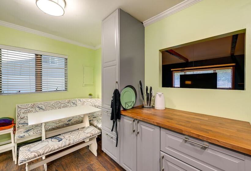 Long Island Home W/ Deck, Yard, 5 Mi To Beach!