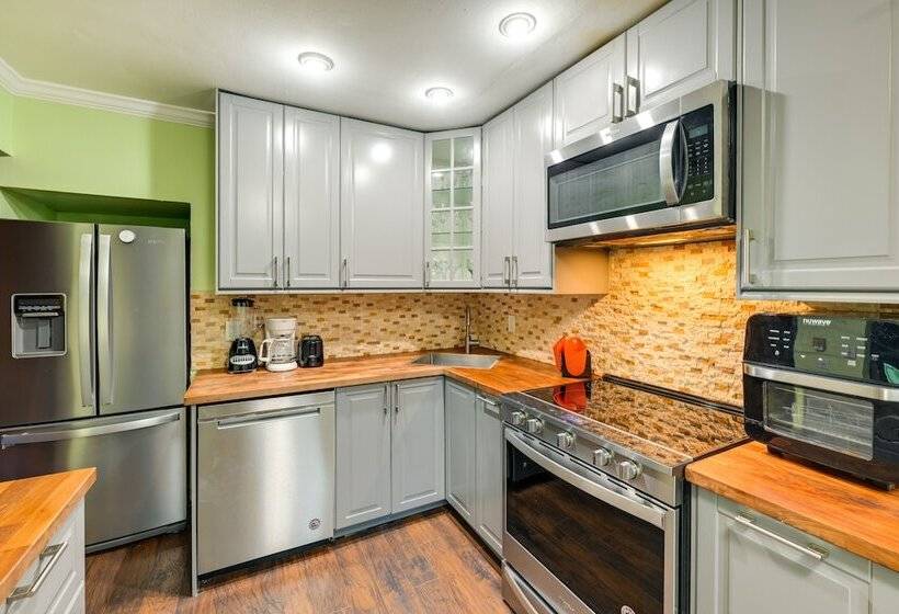 Long Island Home W/ Deck, Yard, 5 Mi To Beach!