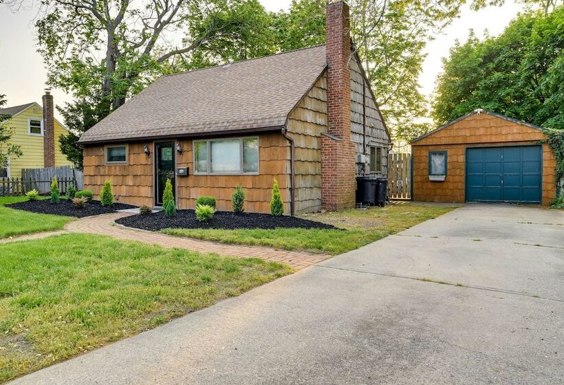 Long Island Home W/ Deck, Yard, 5 Mi To Beach!