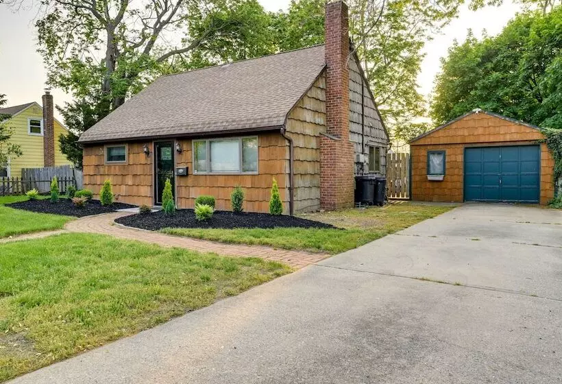 Long Island Home W/ Deck, Yard, 5 Mi To Beach!