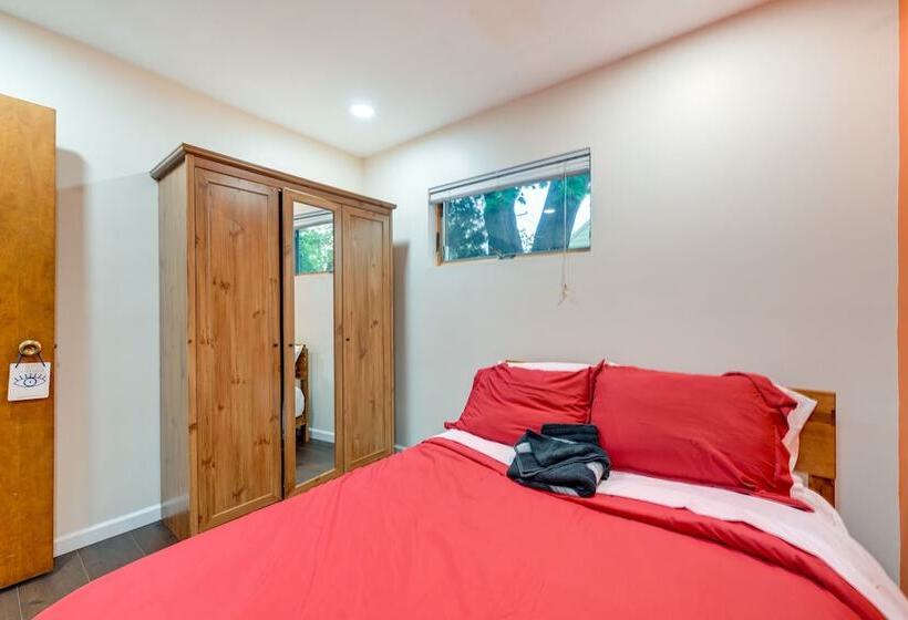 Long Island Home W/ Deck, Yard, 5 Mi To Beach!