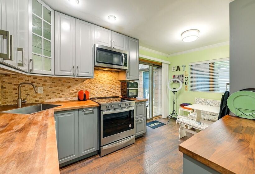 Long Island Home W/ Deck, Yard, 5 Mi To Beach!