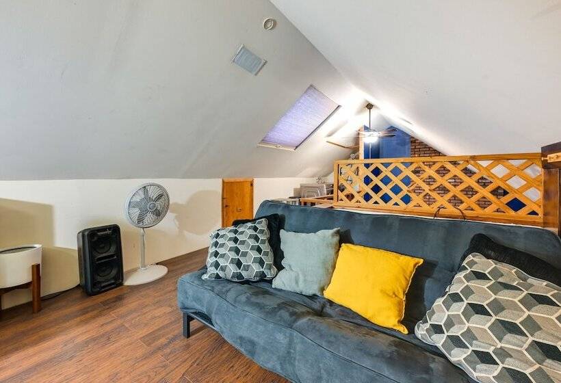 Long Island Home W/ Deck, Yard, 5 Mi To Beach!