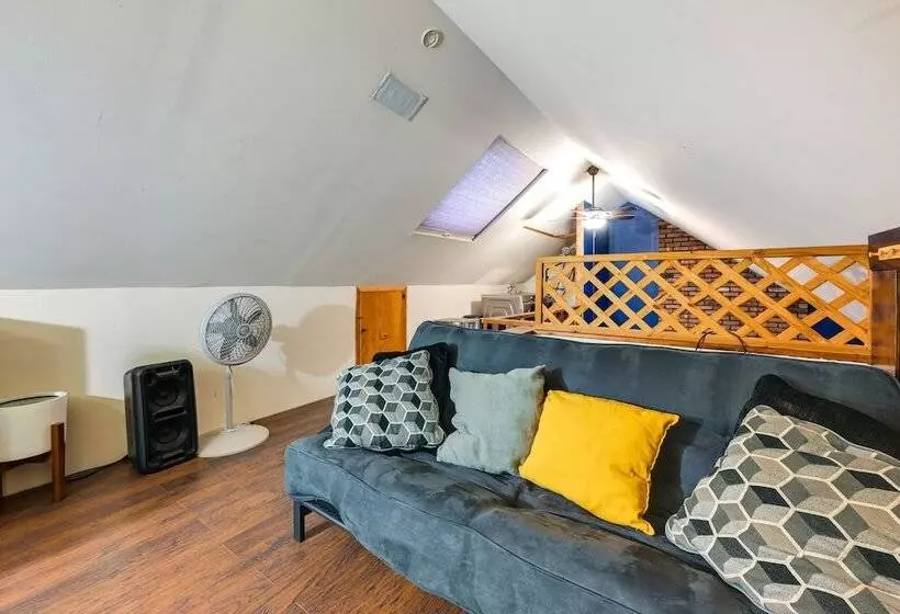 Long Island Home W/ Deck, Yard, 5 Mi To Beach!