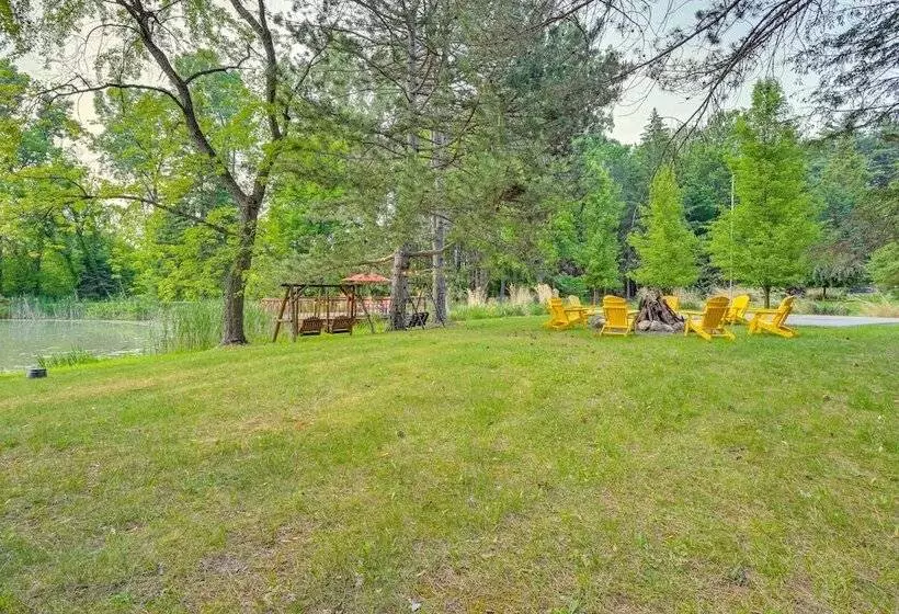 Magical Metamora Cottage W/ Fire Pit, Pond, Deck!