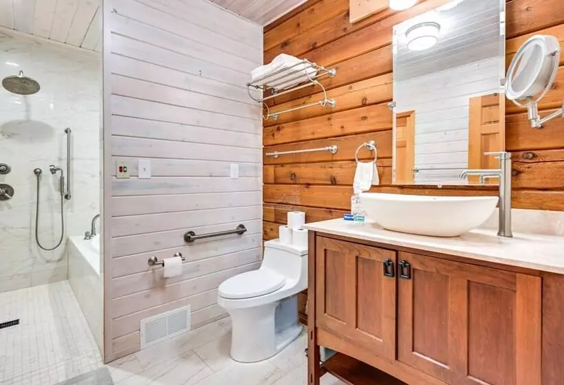 Magical Metamora Cottage W/ Fire Pit, Pond, Deck!