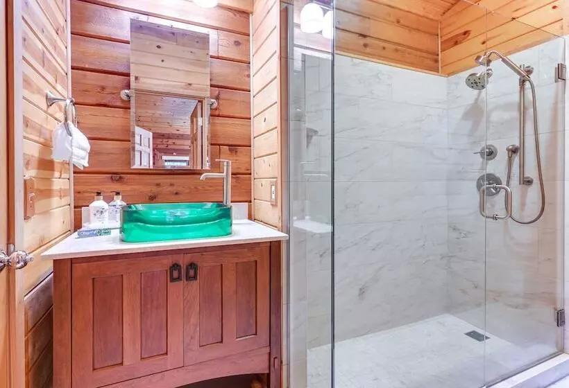 Magical Metamora Cottage W/ Fire Pit, Pond, Deck!