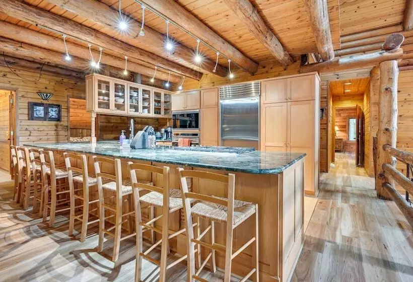 Magical Metamora Cottage W/ Fire Pit, Pond, Deck!