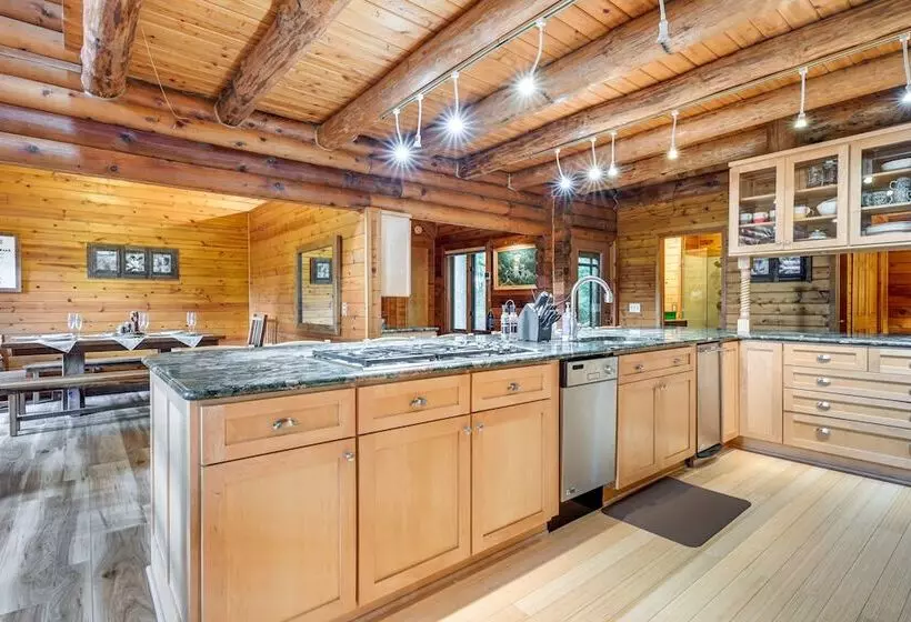 Magical Metamora Cottage W/ Fire Pit, Pond, Deck!